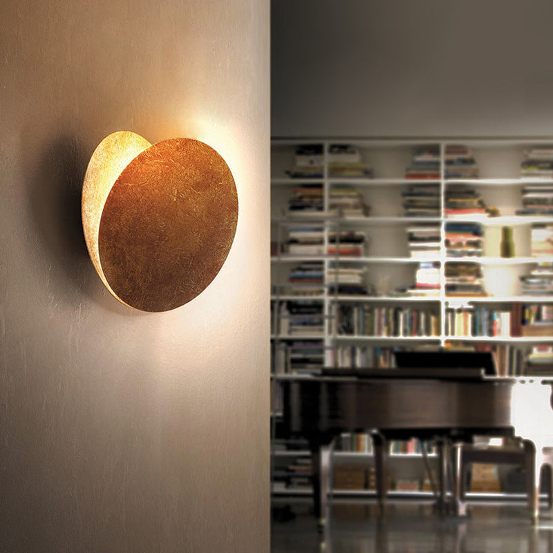 Wylla Applique Murale Ronde Scandinave. Métal. Rouge/Or/Bronze. Salon - Neutralighting