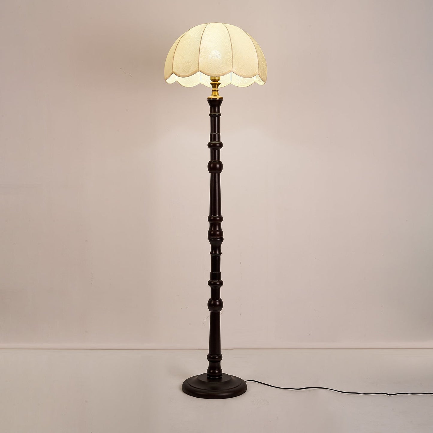 Lampadaire Vintage en Bois - Maison Lumina