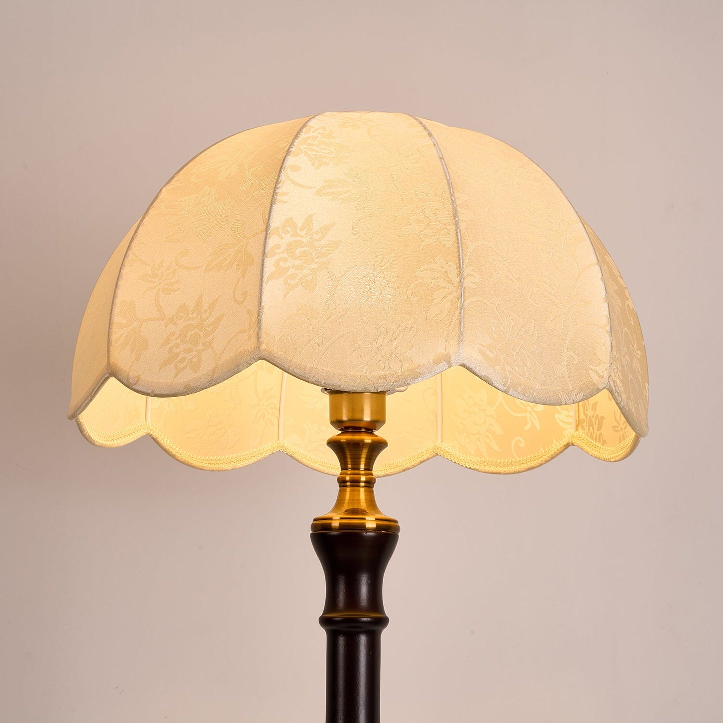 Lampadaire Vintage en Bois - Maison Lumina