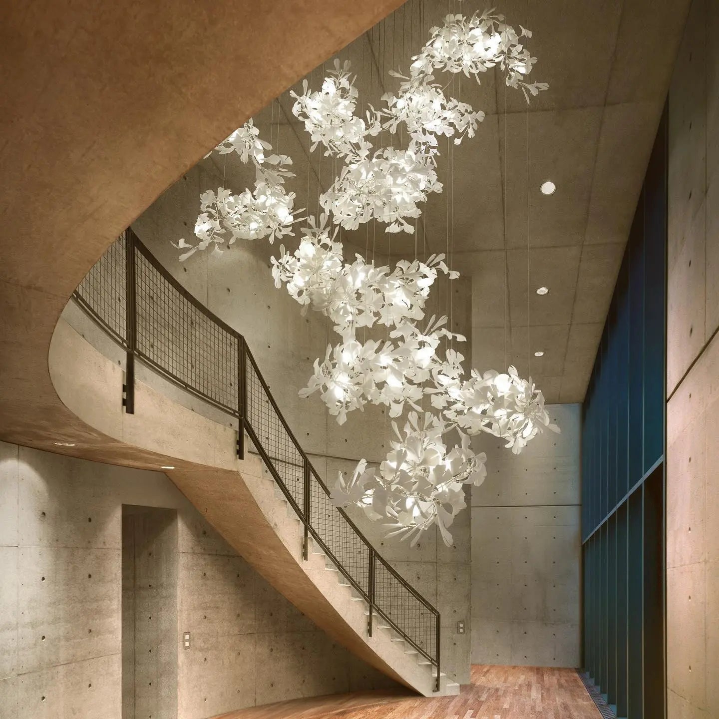Suspension Florale En Métal Doré - Maison Lumina