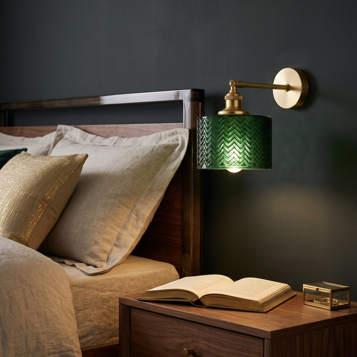 Applique murale design à LED dorée et abat-jour en verre rétro