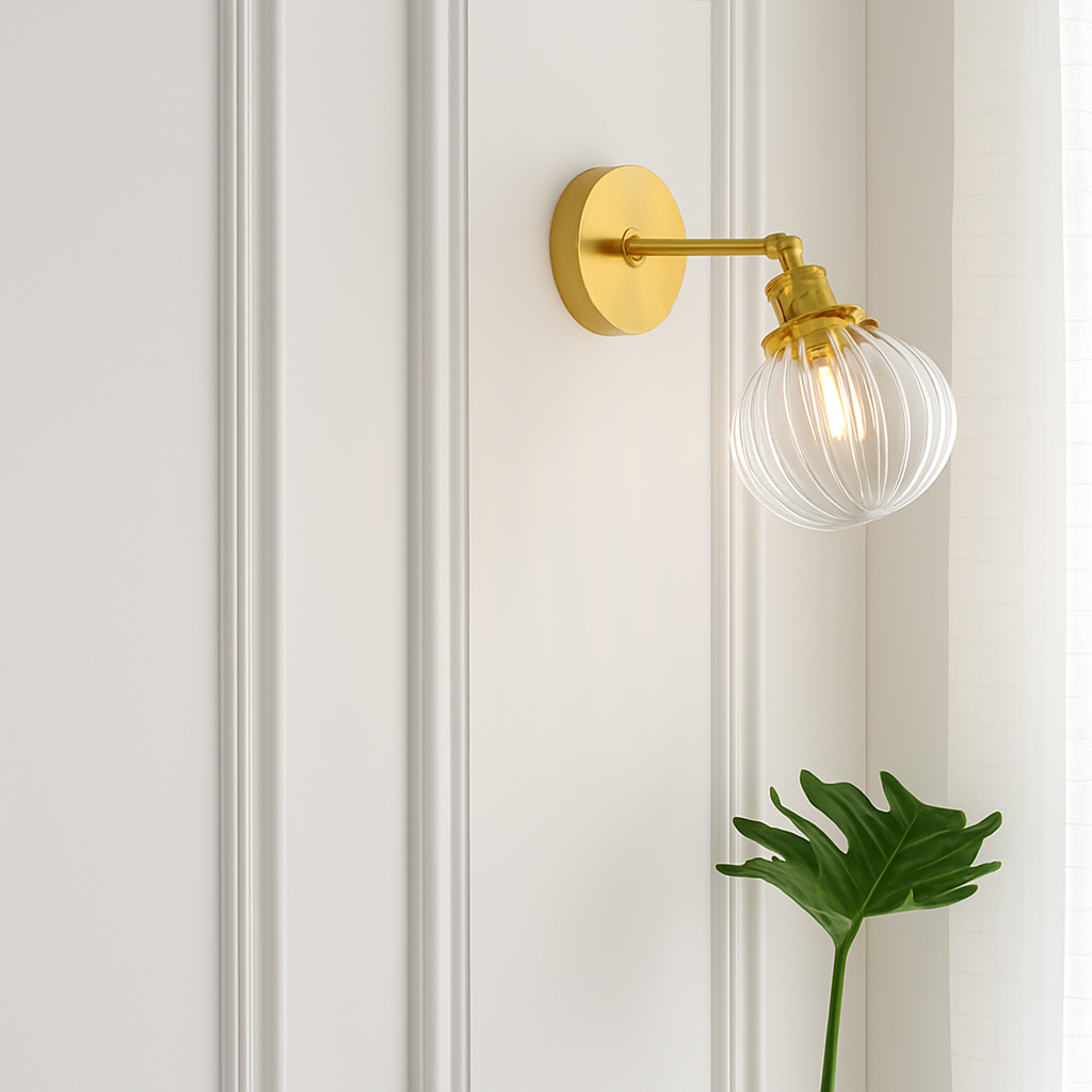 Applique murale design LED avec bras en métal et abat-jour en verre